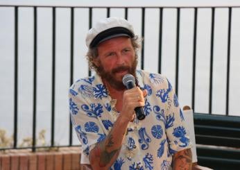 Jovanotti, slitta il ritorno sul palco dopo l’incidente in bici: “Femore non allineato, altri 5 mesi di stampelle”