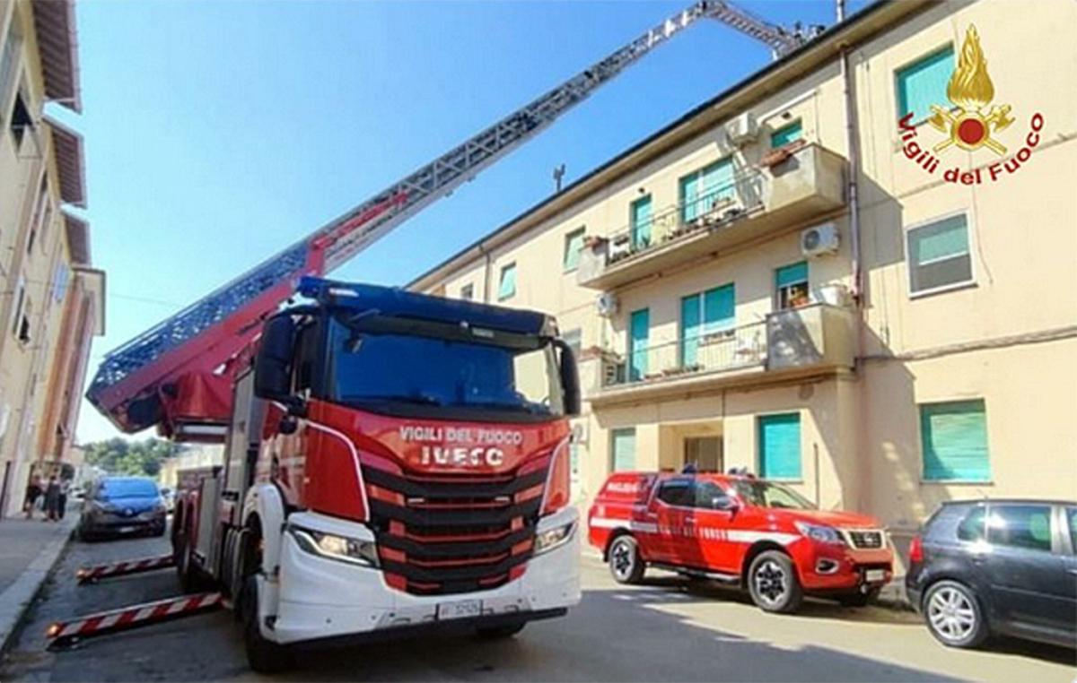 Perugia, incendio a Farneto: le fiamme lambiscono un tetto