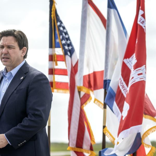 Usa, Ron DeSantis invia 1000 guardie in Texas “per fermare l’invasione al confine meridionale”