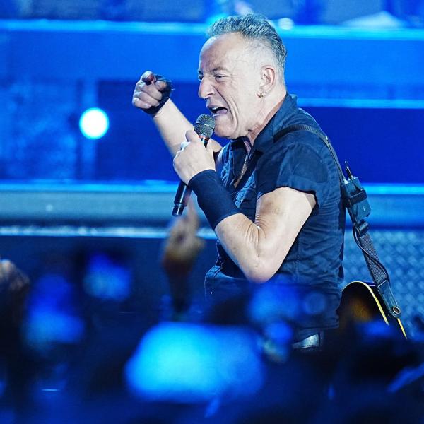 Milano, rinviati i concerti di Bruce Springsteen a San Siro dell’1 e del 3 giugno: il cantante ha problemi vocali | FOTO