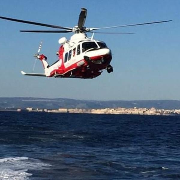 Chi è l’uomo assalito da uno sciame di vespe in spiaggia a Crotone? I carabinieri: “Morto per la paura”