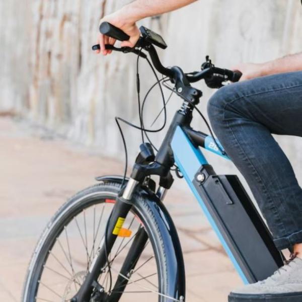 Quali sono i pro e i contro dell’e-bike, ecco per chi è adatta