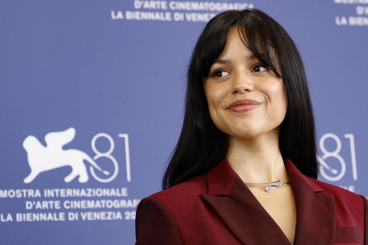 Jenna Ortega assediata dai fan per “Beetlejuice 2”: il cast arriva al Festival del cinema di Venezia 2024 | VIDEO