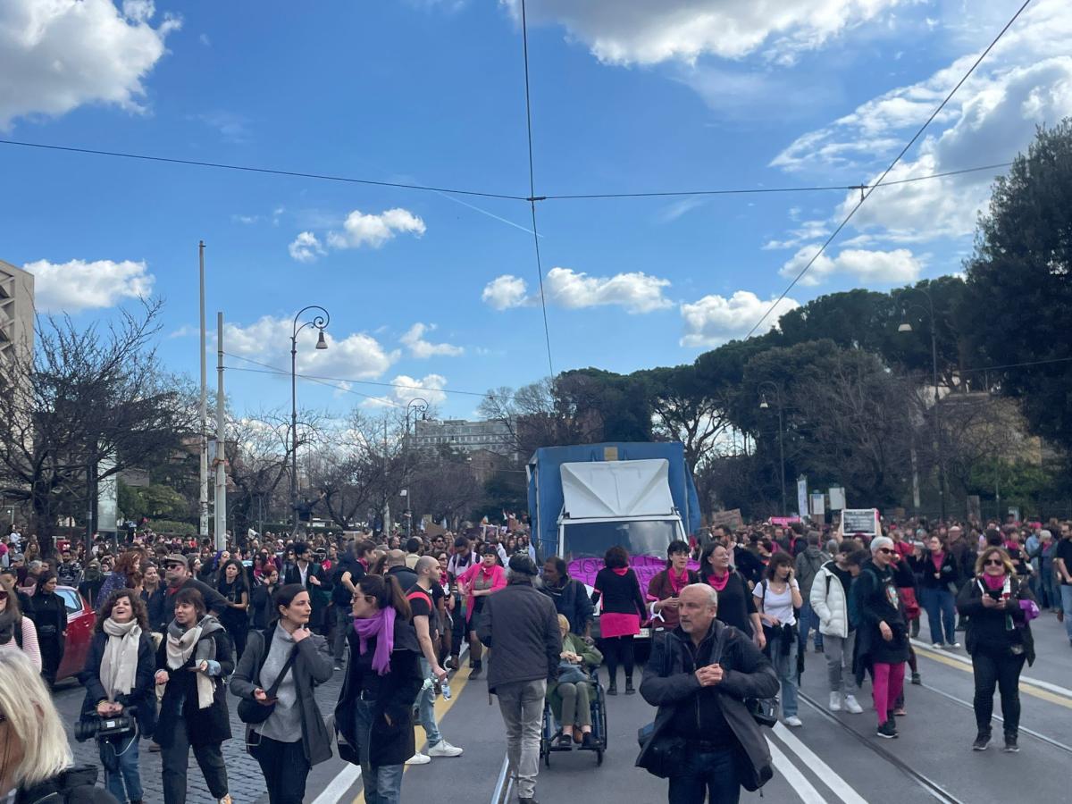 Manifestazione 8 marzo 2024 Roma, femministe contro Salvini: “Scioperiamo perché non vogliamo fare niente, hai ragione. Il riposo ci viene negato dalla società”