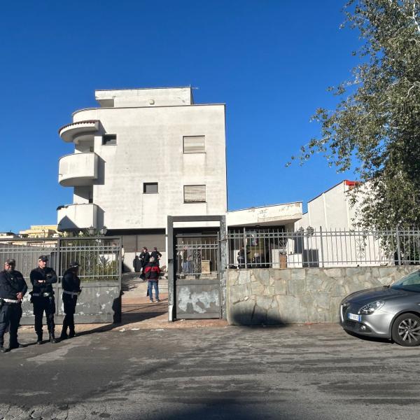 Roma, censimento nell’ex hotel Jonio occupato a Torre Maura. Agenti della Polizia Locale: “All’interno 95 persone, soprattutto sudamericani. Sgombero nei prossimi giorni” | VIDEO