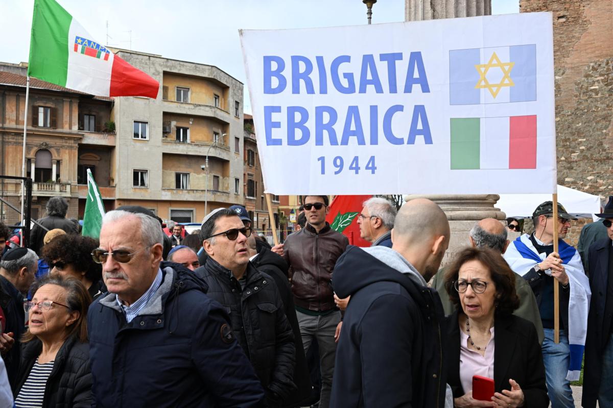 Sul 25 aprile scoppia la polemica sullo slogan ‘Cessate il fuoco ovunque’: la Brigata ebraica di Milano accusa l’Anpi di dimenticare gli ostaggi