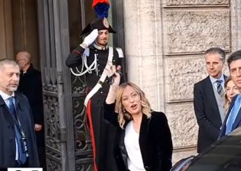 Meloni in Senato, selfie con le studentesse prima delle comunicazioni sul Consiglio UE| VIDEO