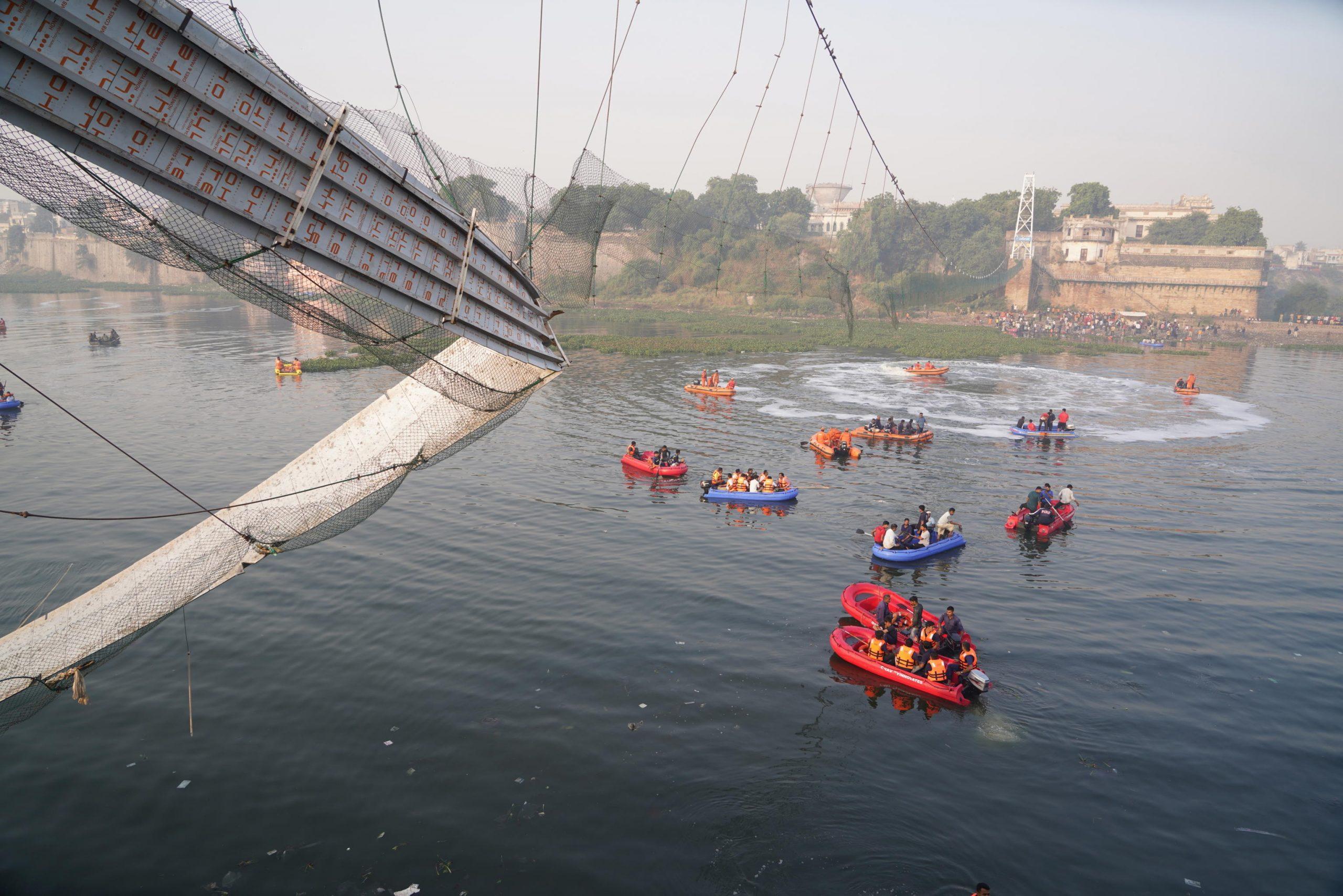 India, almeno 140 le vittime del crollo di un ponte pedonale nel Gujarat