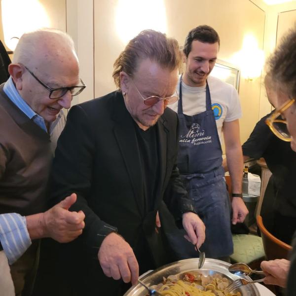 Napoli, Bono Vox al proprietario di un ristorante: “Sono allergico solo alla Juventus”