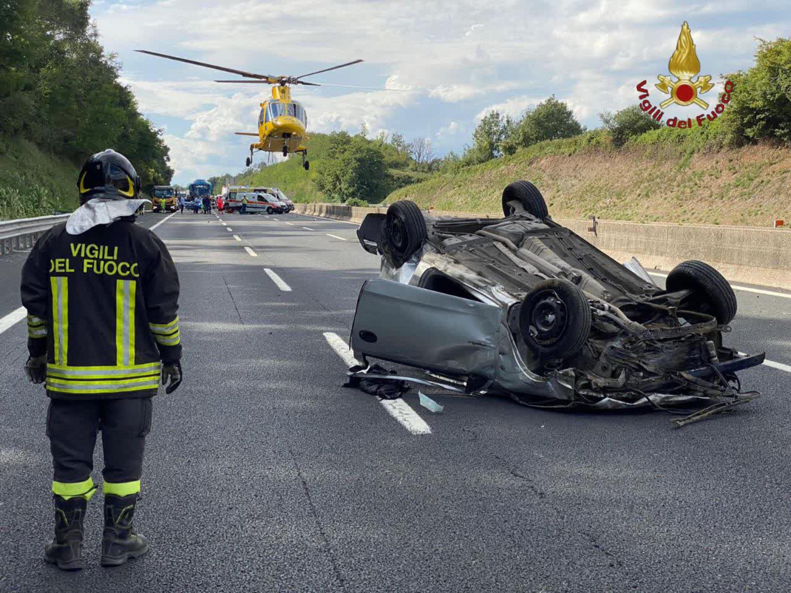 Frosinone, incidente stradale sulla A1: due auto si scontrano all’altezza di Ceprano, lunghe code sull’autostrada