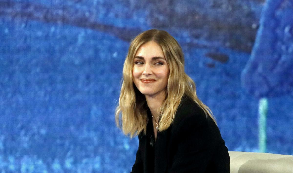 Chiara Ferragni rappresentata come un pagliaccio sulla copertina de L’Espresso. È polemica