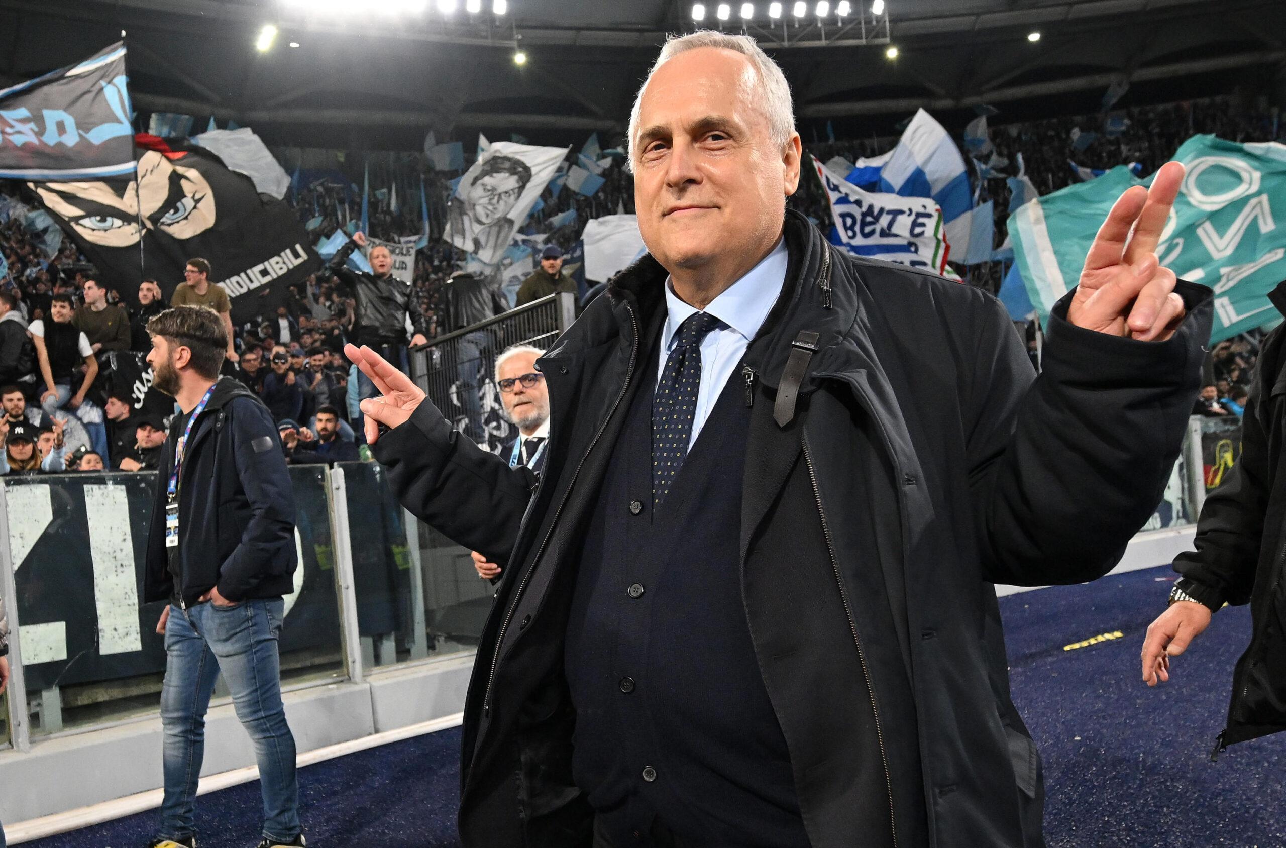 A Roma manifesti “Lotito libera la Lazio”, il presidente: “Dietro c’è una cabina di regia. L’Autorità giudiziaria sta indagando, a breve si scopriranno i responsabili”