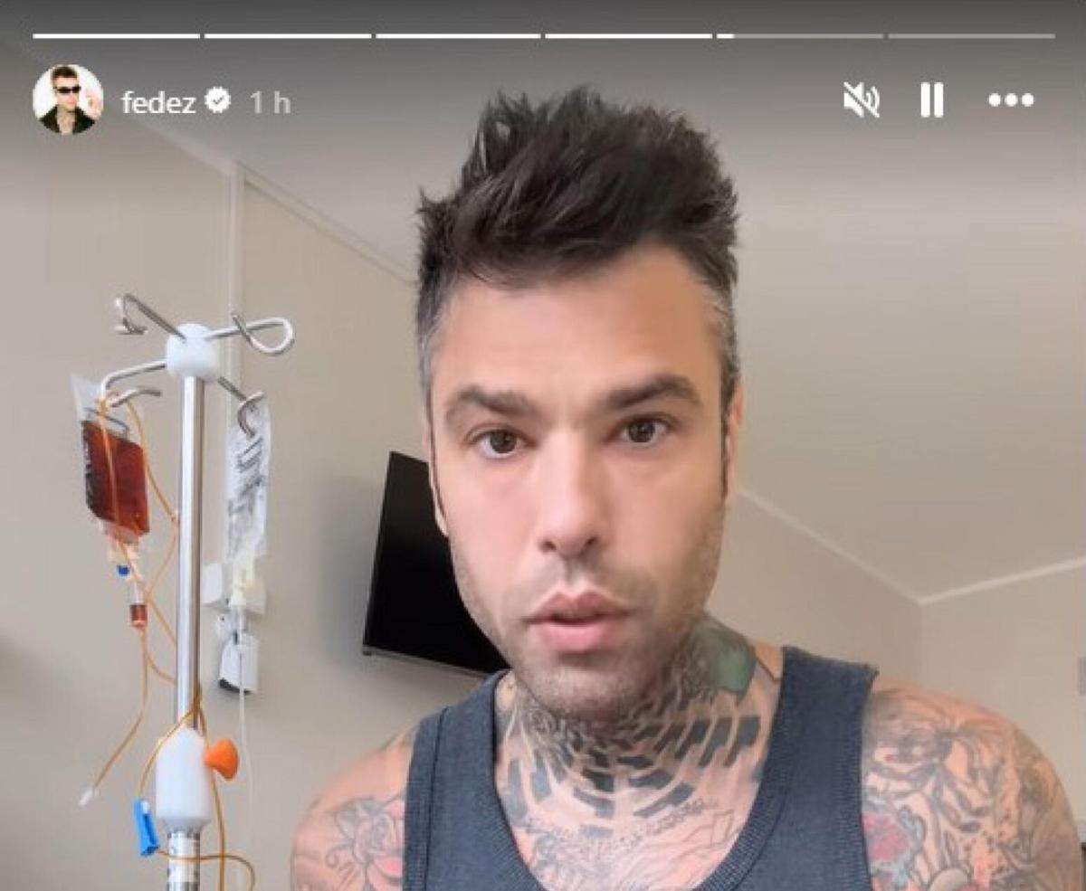 Fedez dall’ospedale aggiorna i fan sulle sue condizioni di salute: “Non so se potrò fare concerti quest’estate” / VIDEO 