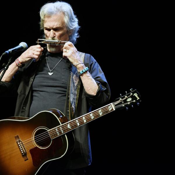 Addio a Kris Kristofferson: causa morte, età, carriera, moglie e figli del cantante country e attore. Aveva recitato in “A star is born”