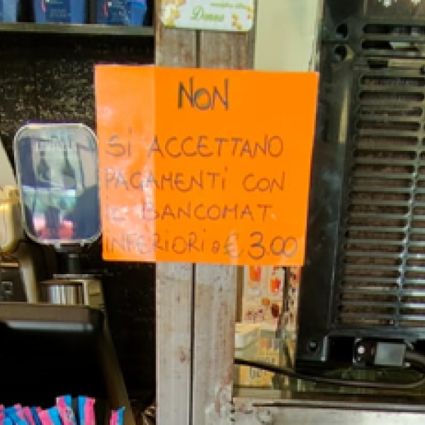 Roma, bar al Flaminio rifiuta pagamenti con il bancomat “sotto i 3 euro”: ma è vietato dalla legge | FOTO