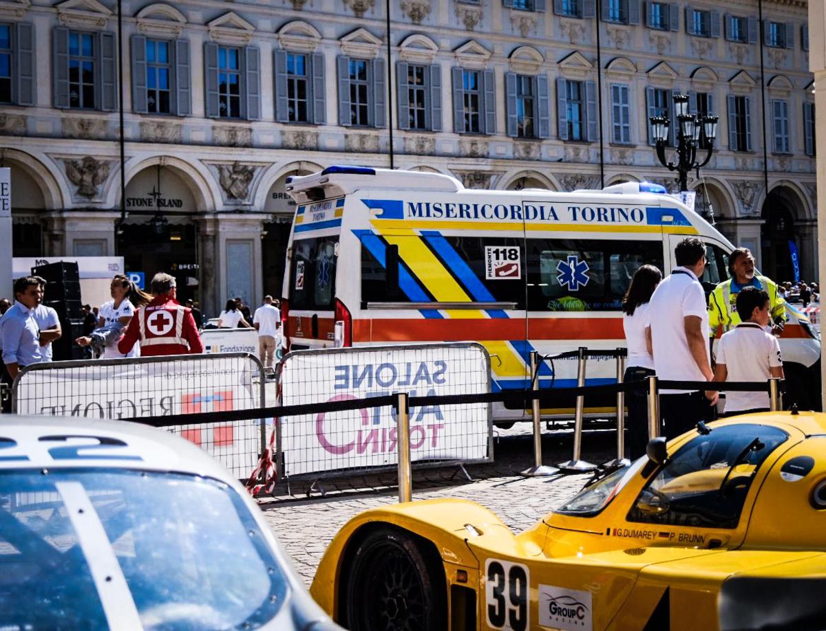 Torino, incidente al Salone dell’Auto: vettura da rally piomba sulla folla, 12 spettatori coinvolti. Cosa sappiamo