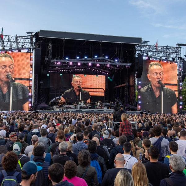 Baggio e Ambrosini tra la folla al concerto di Bruce Springsteen. I fan non ci stanno: «Siete arrivati col gommone…?» – FOTO