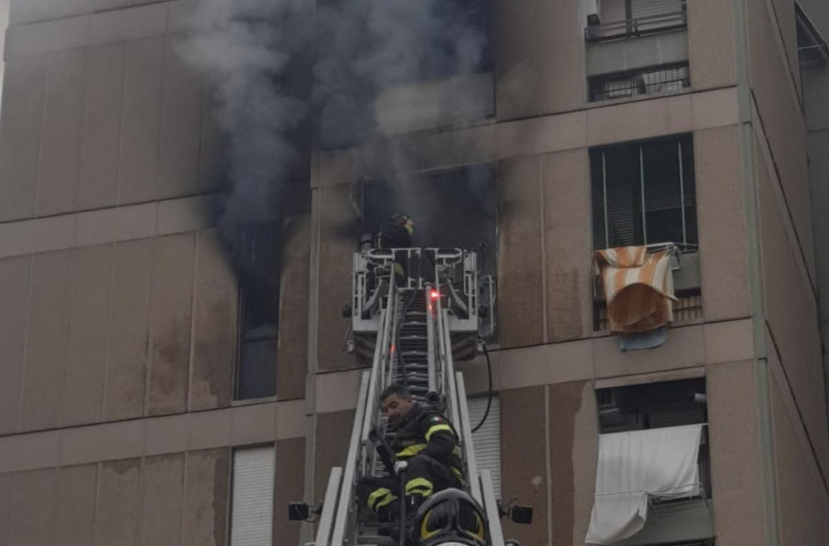 ESCLUSIVA – Incendio Roma oggi in via Zanobini 63, massiccio interv…