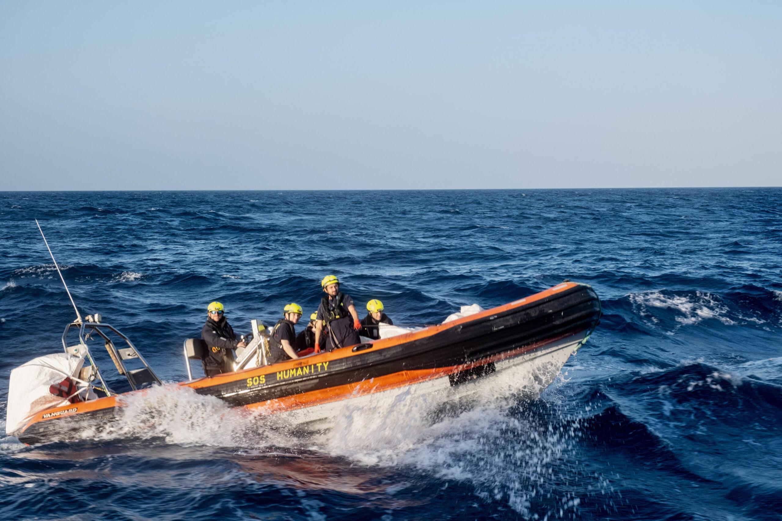 Migranti, nuovi sbarchi a Crotone: 151 arrivi di cui 34 minori