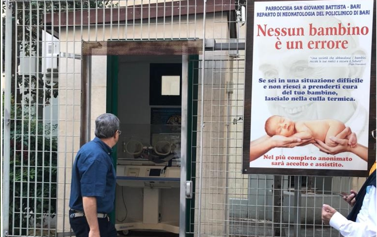 Bari, neonata abbandonata nella culla termica di una chiesa. Il par…