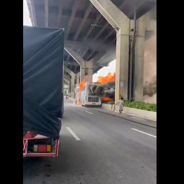 Thailandia, un incendio distrugge un autobus vicino Bangkok: 25 morti. Cosa sappiamo dell’incidente| VIDEO