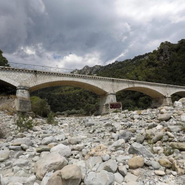 Francia, situazione “storica”: allarme siccità e comuni senza acqua…