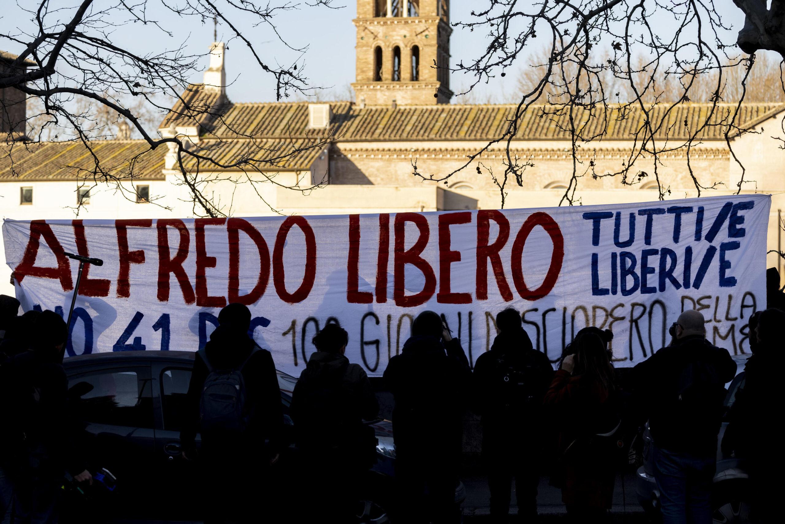 Cospito, nuove manifestazioni attese oggi in diverse città. Corteo a Roma e presidio davanti al carcere milanese di Opera