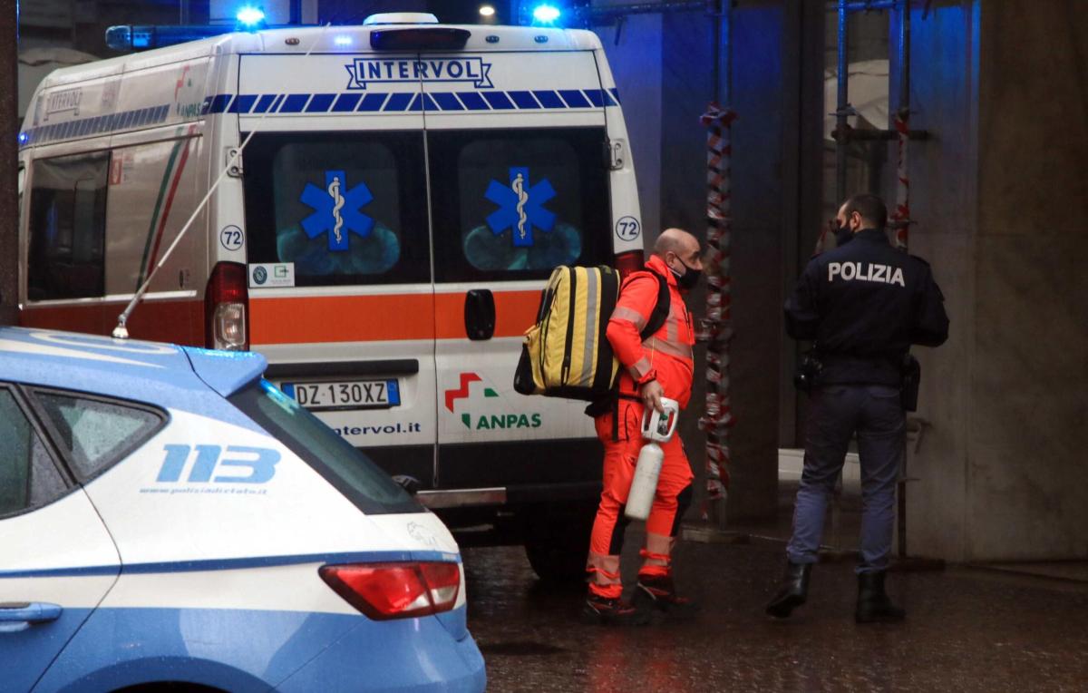 Milano, incidente sul lavoro a Trezzano: grave un operaio schiaccia…