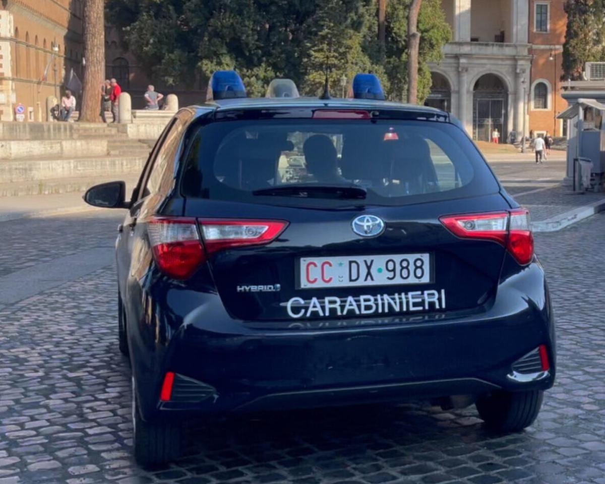 Roma, turista inglese ubriaco aggredisce il proprietario di un bar a via del Circo Massimo: denunciato per lesioni personali