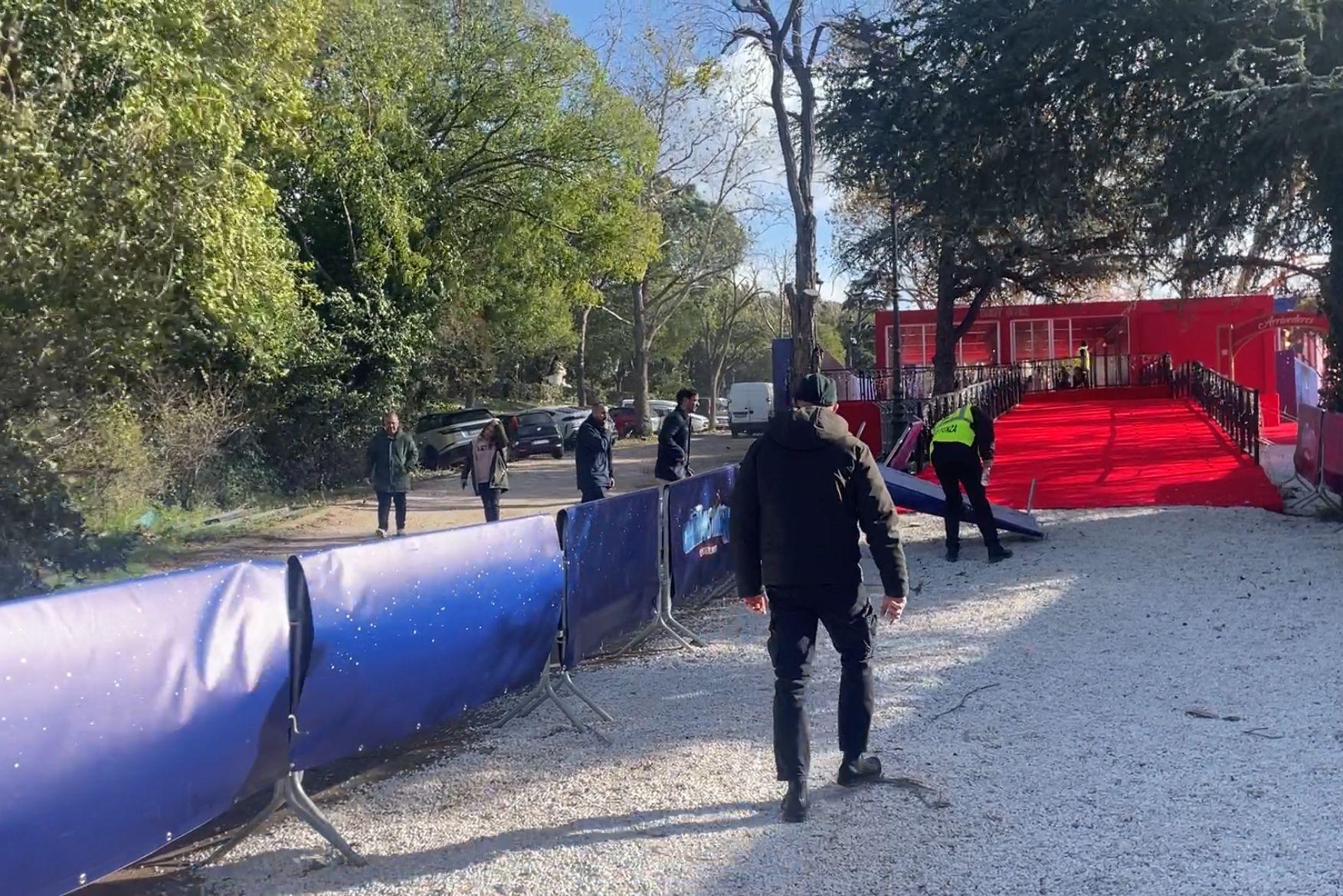 Vento forte a Roma, il Comune sorpreso suggerisce: “Chiudete il Christmas World a Villa Borghese” | VIDEO