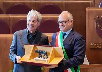 Claudio Baglioni riceve la Lupa Capitolina in Campidoglio a Roma: “La dedico ai miei genitori e dico loro grazie” | VIDEO , FOTO