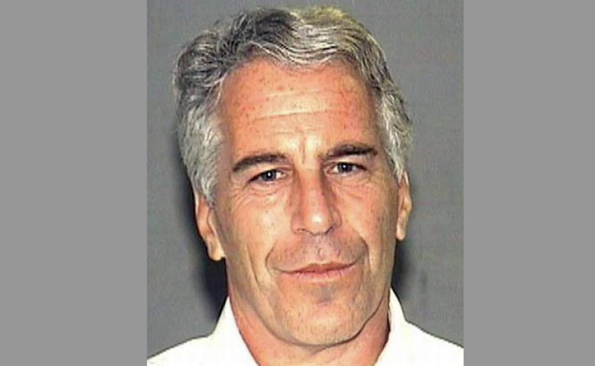 Caso Epstein, una delle vittime rivela: “Conservava video hot di Trump, Clinton e il principe Andrea”