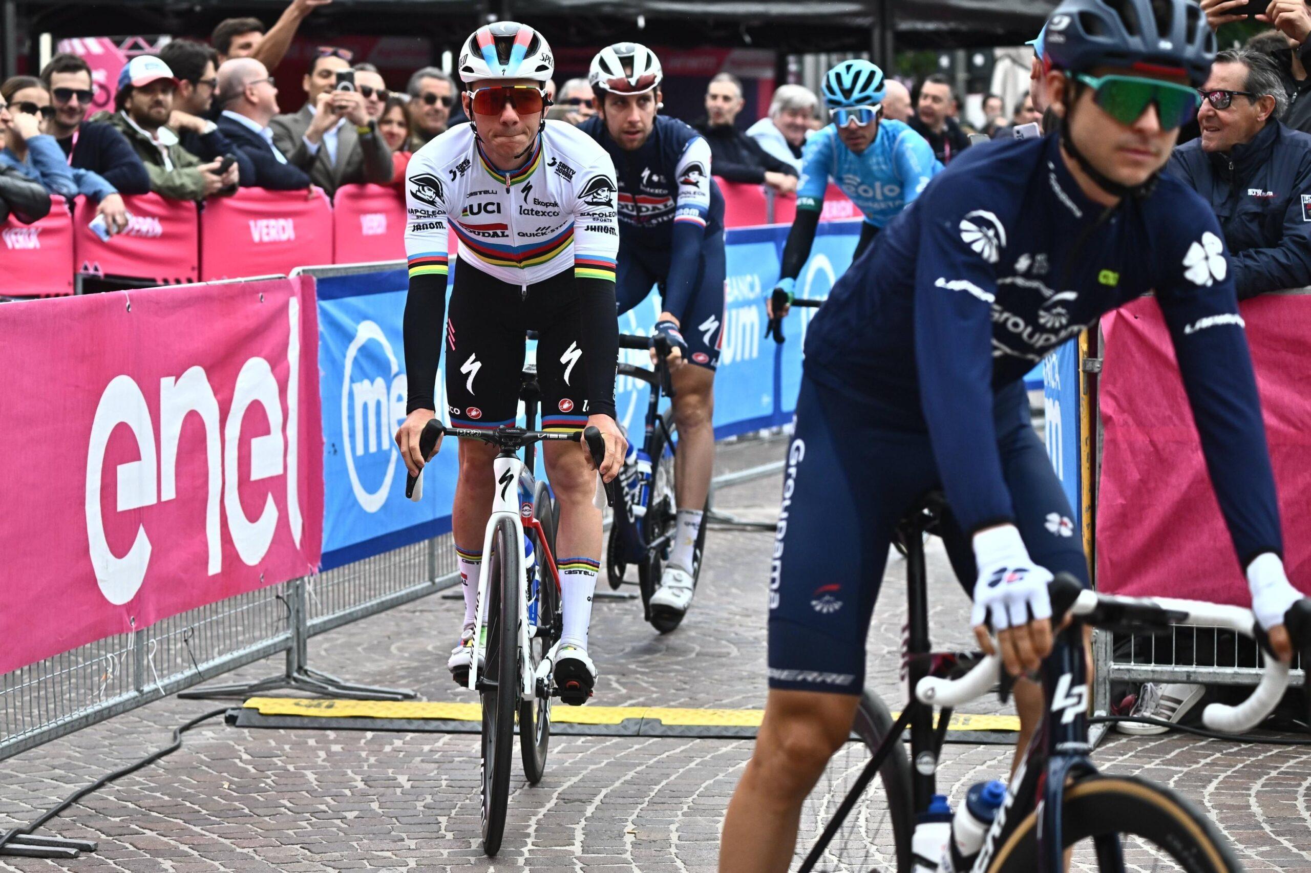 Giro d’Italia 2023, Remco Evenepoel vince la cronometro di un secondo