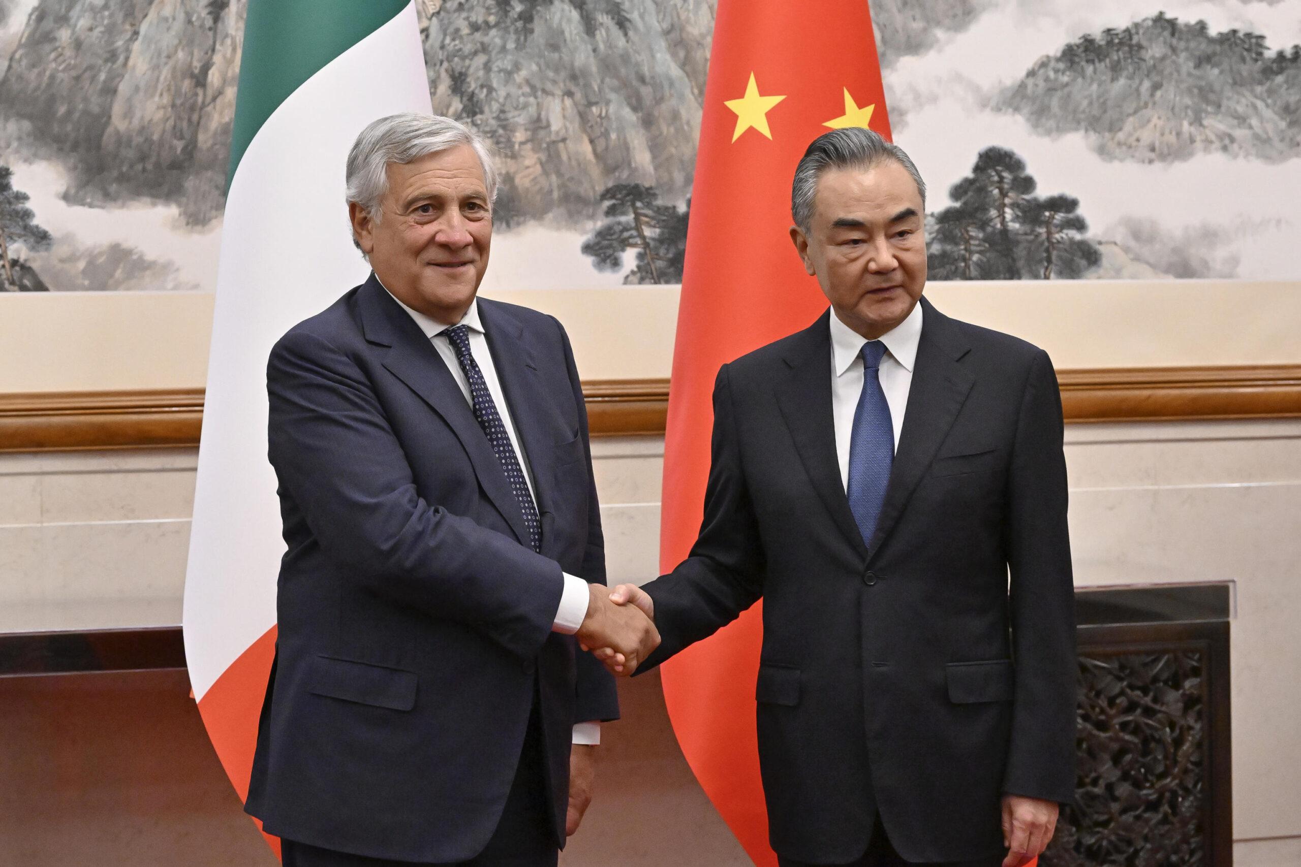 Tajani in missione a Pechino incontra l’omologo Wang Yi: “Cina e Italia ponte tra Oriente e Occidente”