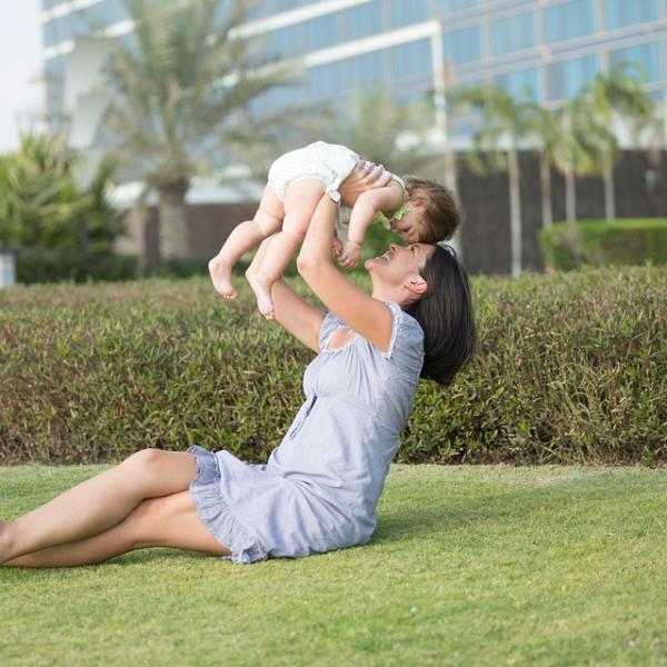 Cosa scrivere per la Festa della mamma? Poesie e frasi di auguri