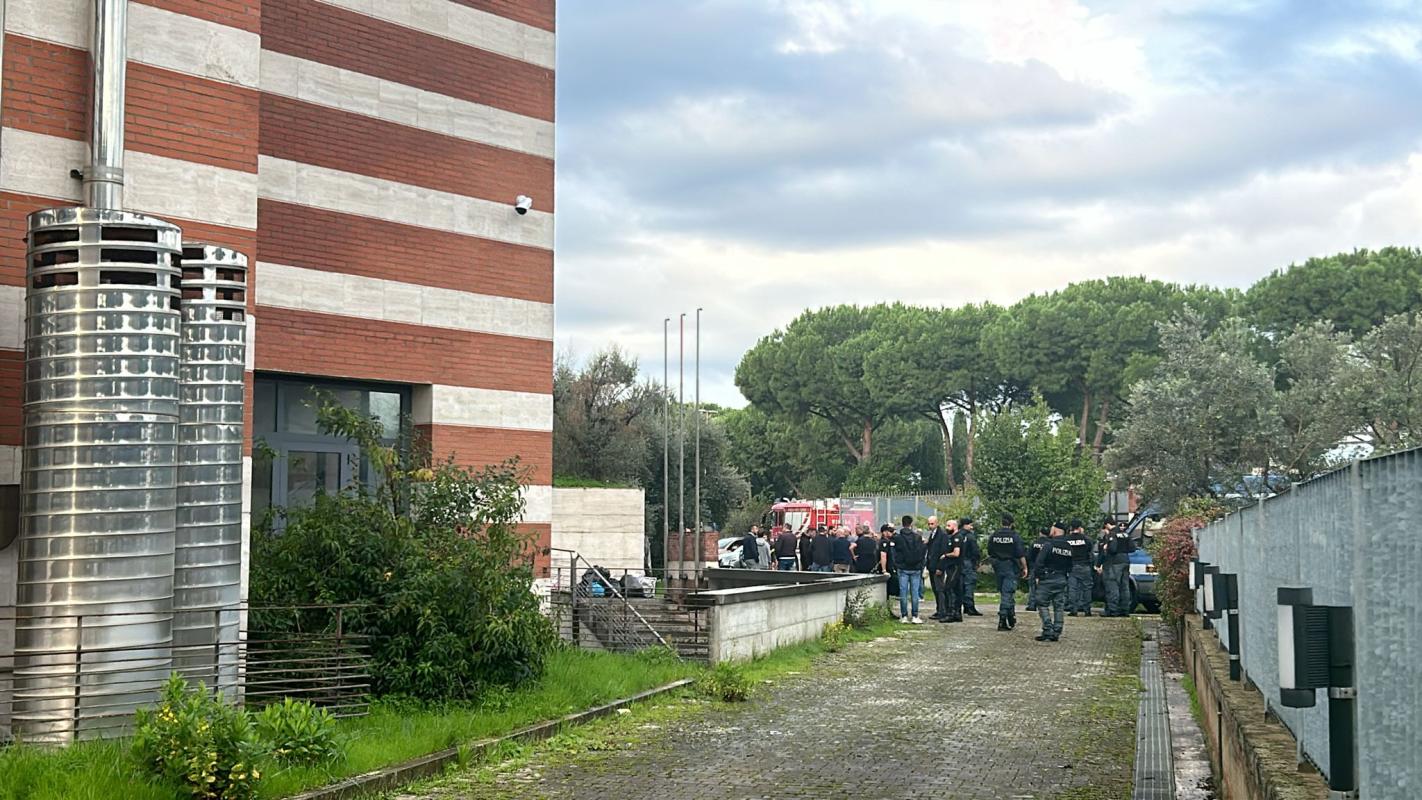 Roma, sgomberato l’ex hotel Petra alla Romanina: 35 persone allontanate, soprattutto latinos. Il minisindaco Laddaga: “Non erano gli stessi di Torre Maura”