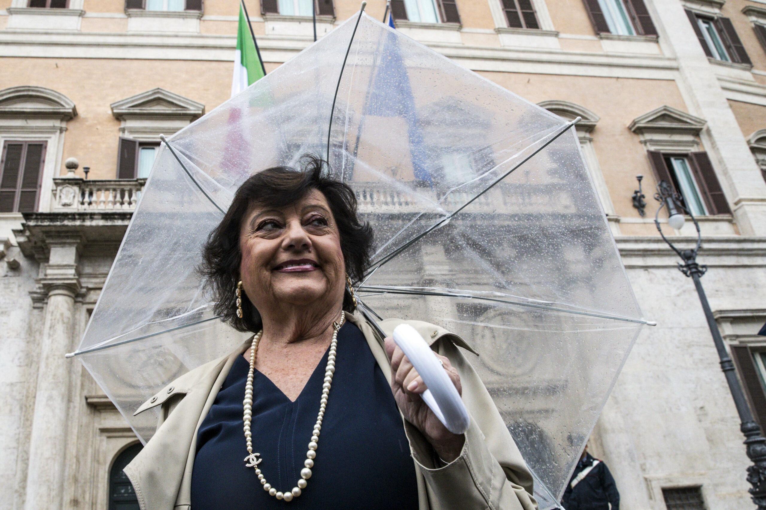 Bufera su Simonetta Matone (Lega): “Maschi disturbati per colpa delle mamme” Ai giornalisti a Montecitorio: “No comment” | VIDEO