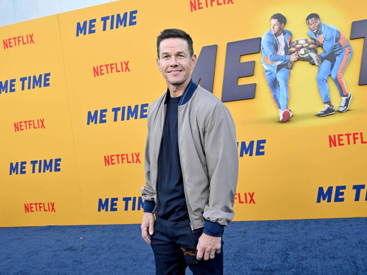 Mark Wahlberg nudo per 12 ore sul set di “Me Time”