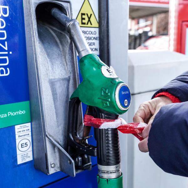 Benzina, distributori convocati alle 15 al ministero