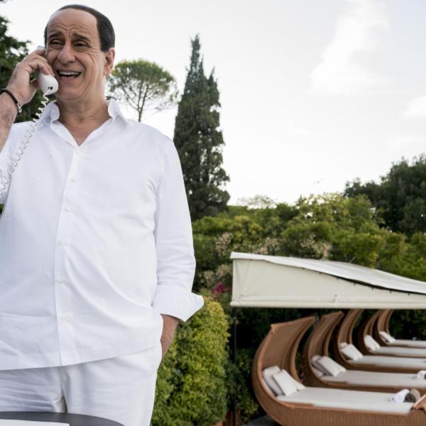 Perché si parla di ‘Loro’, il film di Paolo Sorrentino introvabile in Italia, per attaccare la famiglia Berlusconi? Cosa ha detto Toni Servillo