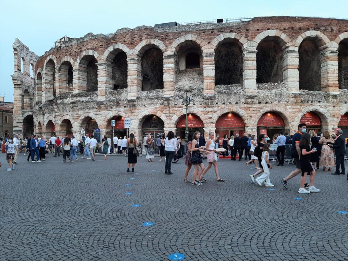 Arena di Verona, crolla la stella di Natale, gradoni danneggiati