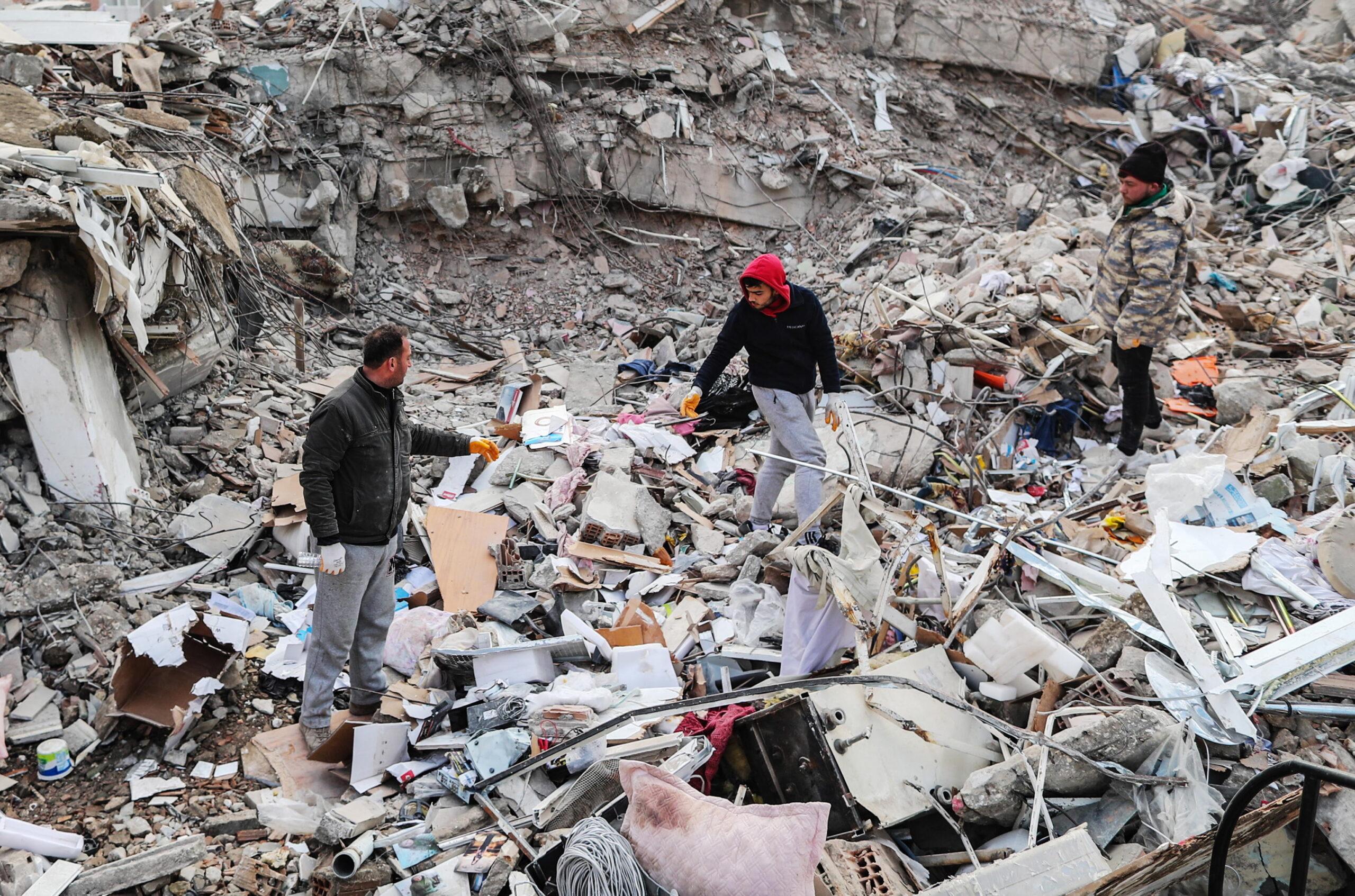 Terremoto in Siria e Turchia, il bilancio si aggrava: verso i 40mila morti. Nel mirino i condoni edilizi