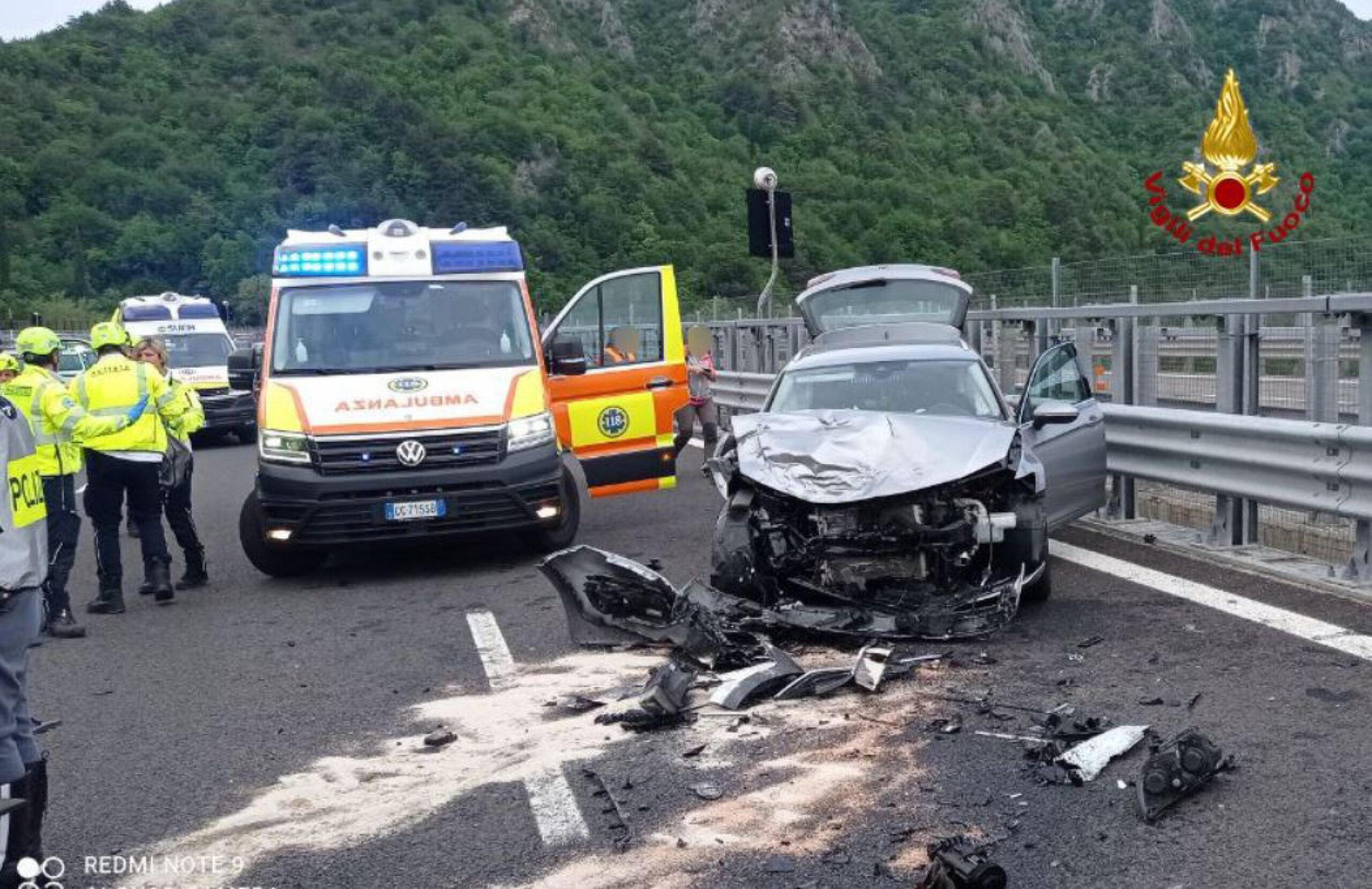 Incidente a Modena oggi, frontale tra due auto e poi l’incendio: due morti e strada chiusa