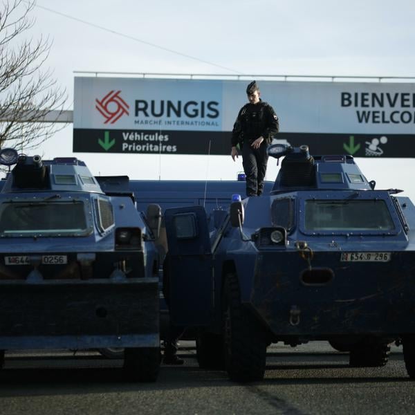 Francia, la protesta degli agricoltori prosegue: “È cominciato l’assedio a Parigi”