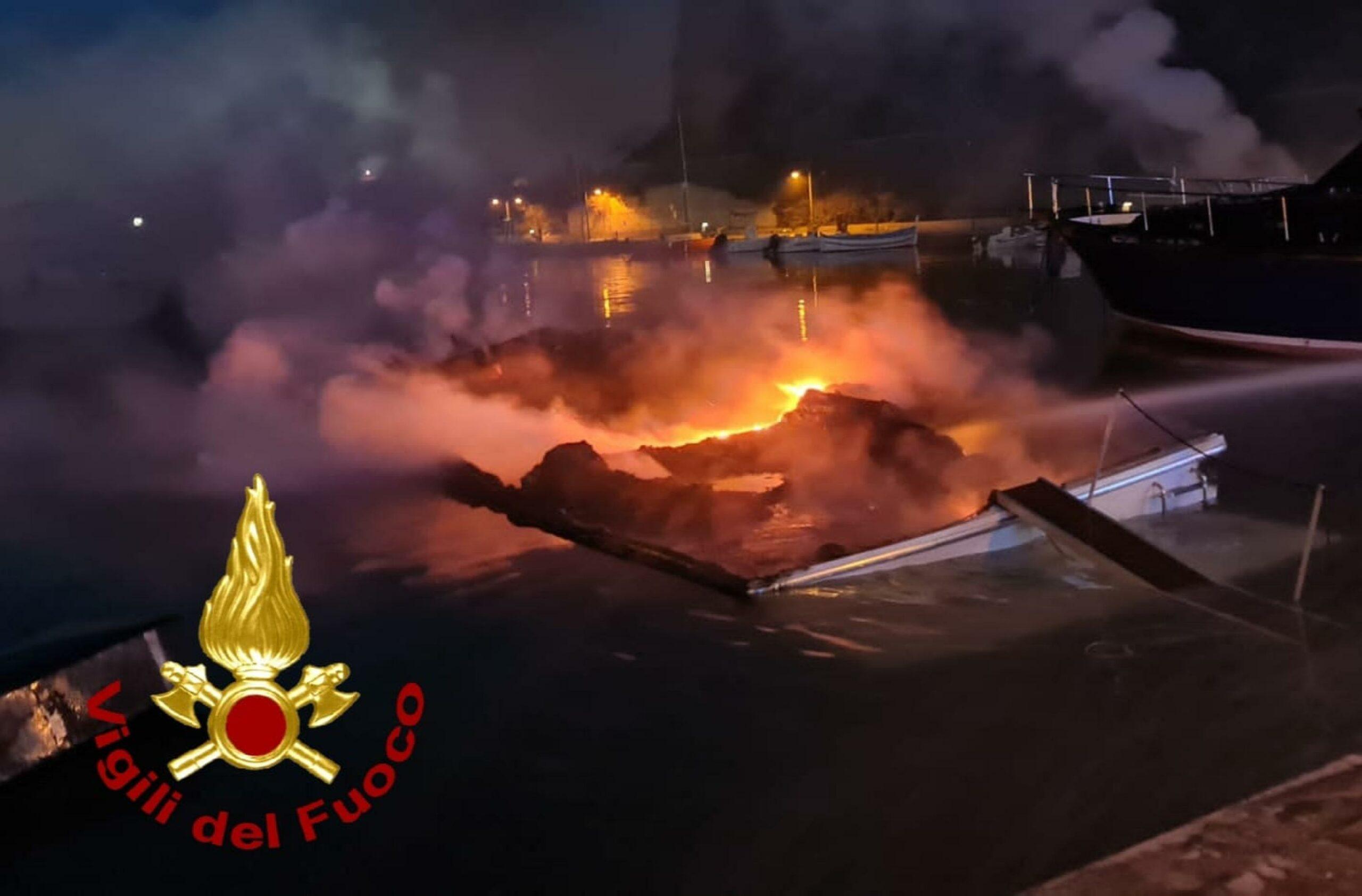 Genova, terribile incendio al porto distrugge 8 barche in zona Castelluccio: indagini in corso