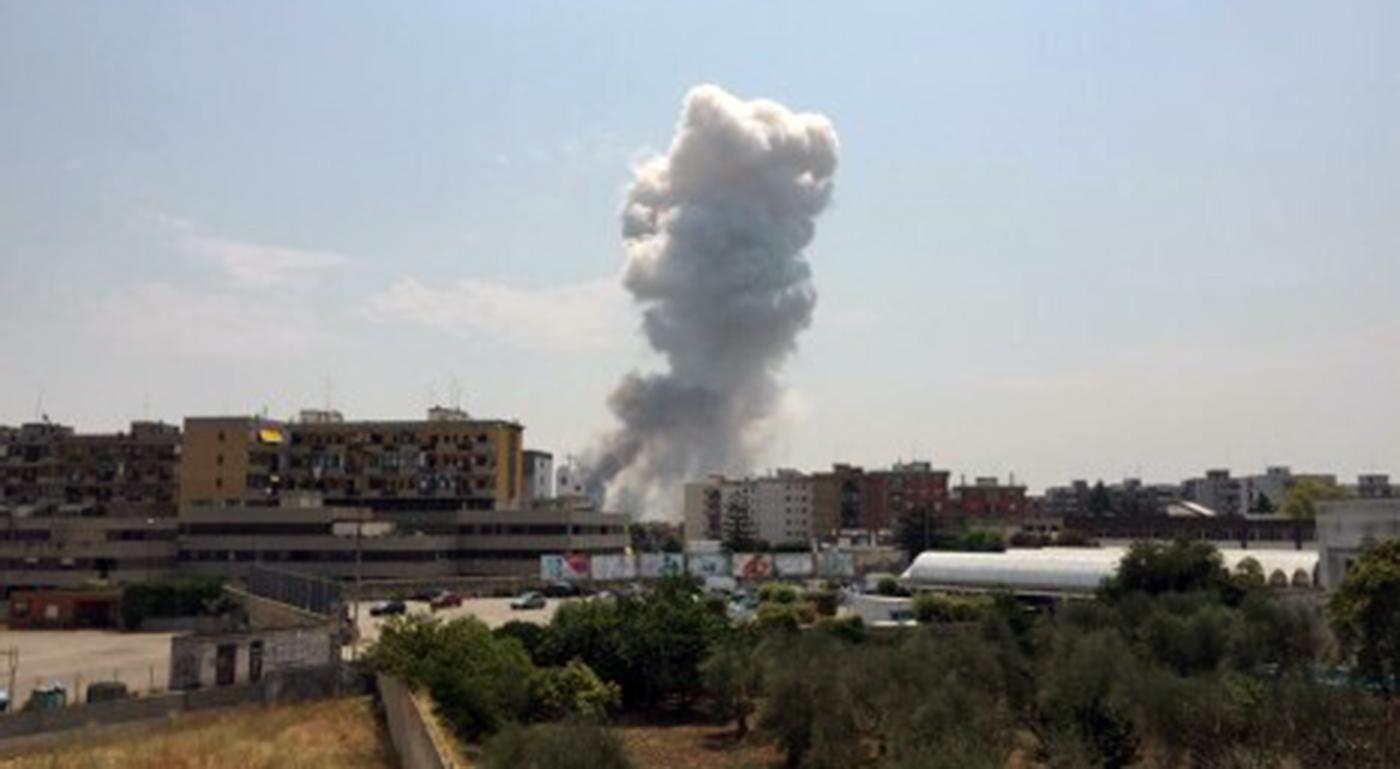 Dramma a Messina, esplosione in una fabbrica di fuochi d’artificio: titolari dell’azienda feriti nell’incendio