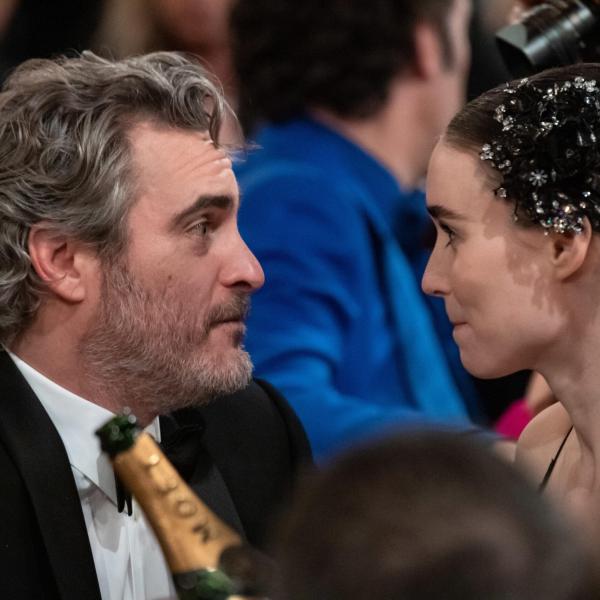 Joaquin Phoenix e Rooney Mara si sono sposati in gran segreto? L’indizio trovato dai fan scatena il gossip