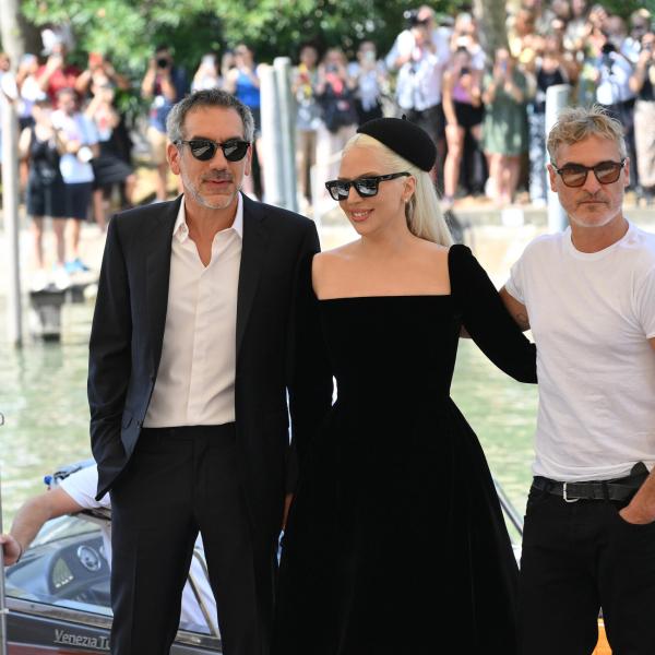 Lady Gaga a Venezia 2024 con Joaquin Phoenix, bagno di folla per “Joker 2”: in quali film ha recitato la cantante? | VIDEO