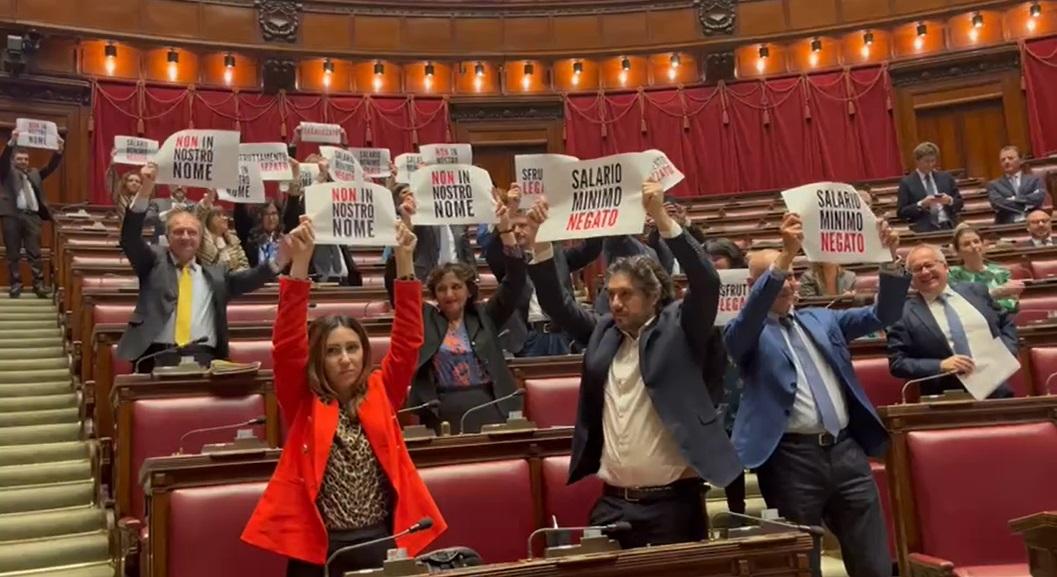 Salario minimo, bocciati i 9 euro: la Camera dice Sì alla delega al governo