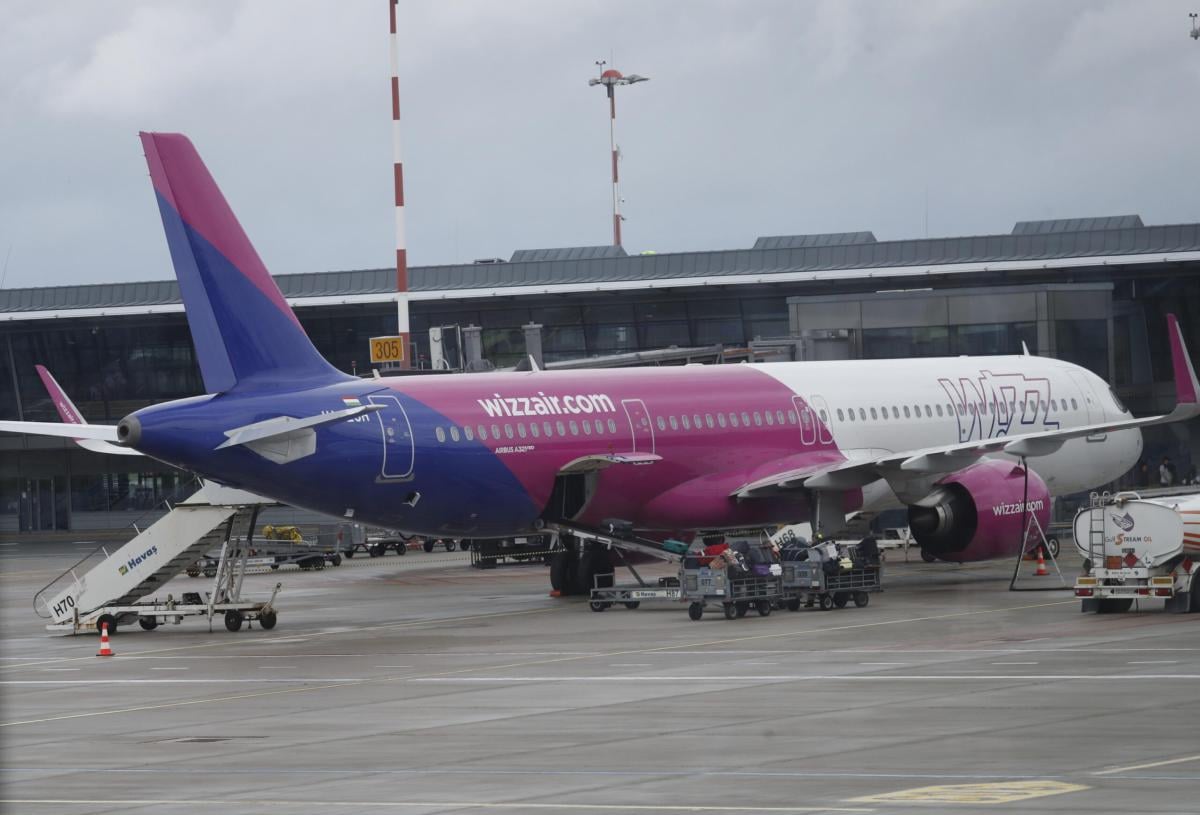 Wizz Air, il volo cancellato e gli italiani bloccati a Madeira, la decisione sui rimborsi: ecco quanto